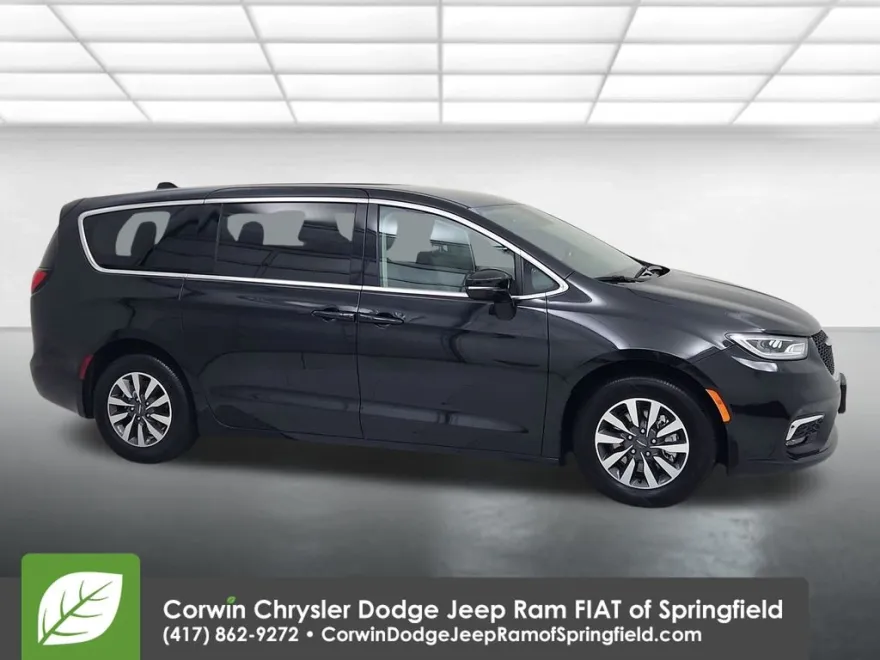 2024 Chrysler Pacifica Hybrid photo 1