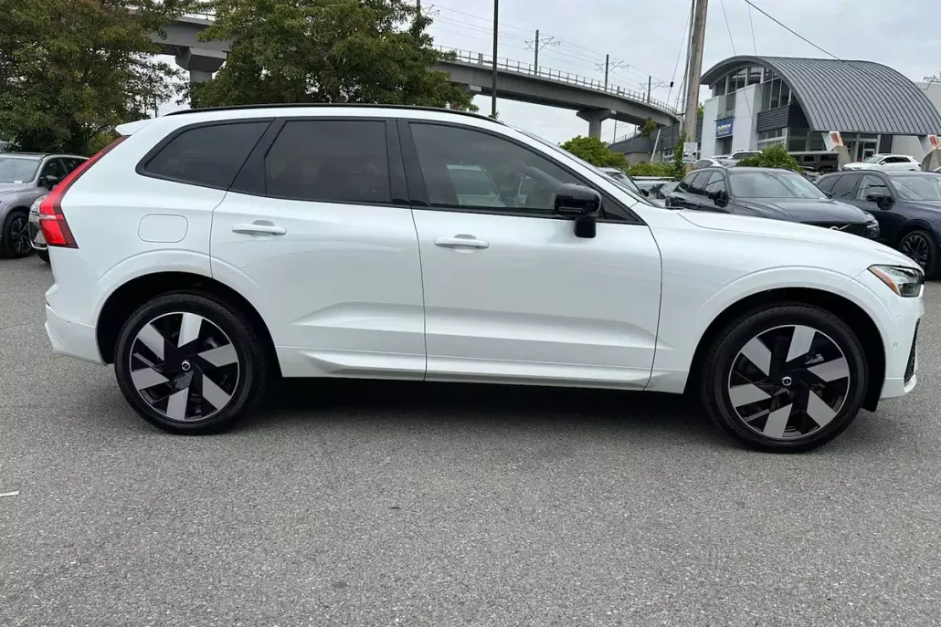 2024 Volvo XC60 Recharge Hybrid Plus photo 1