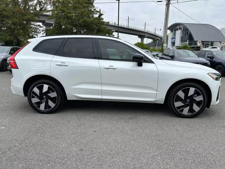 2024 Volvo XC60 Recharge Hybrid Plus photo 1