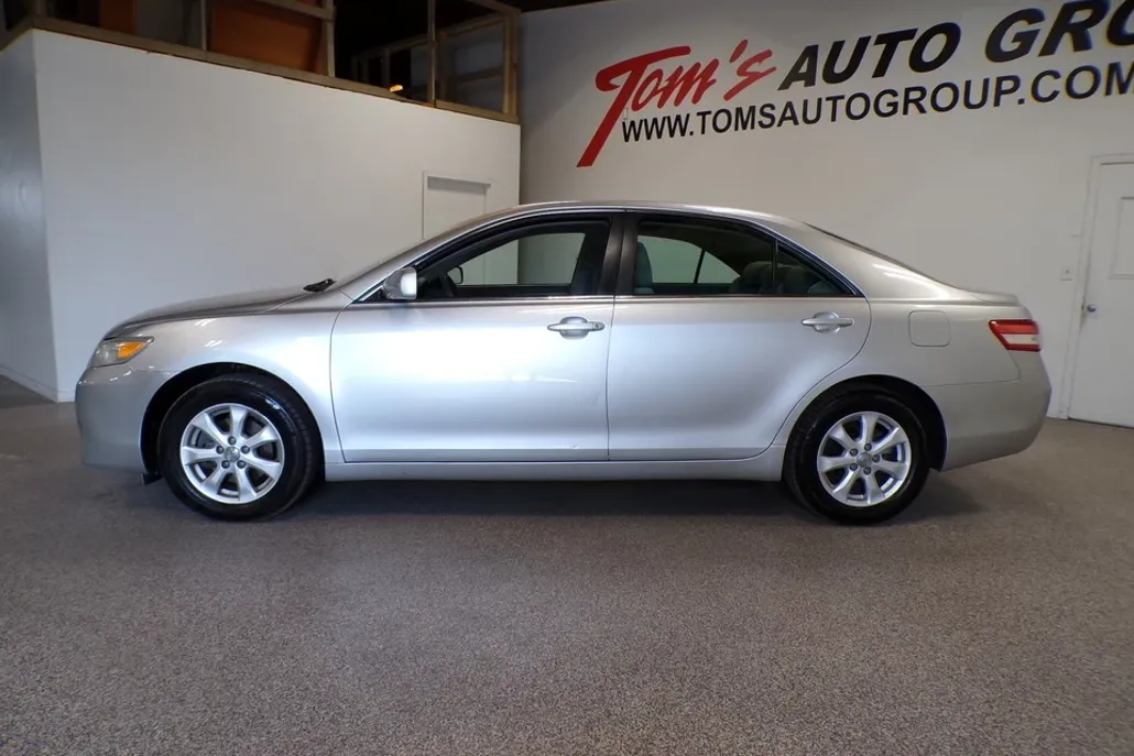 2011 Toyota Camry LE photo 1