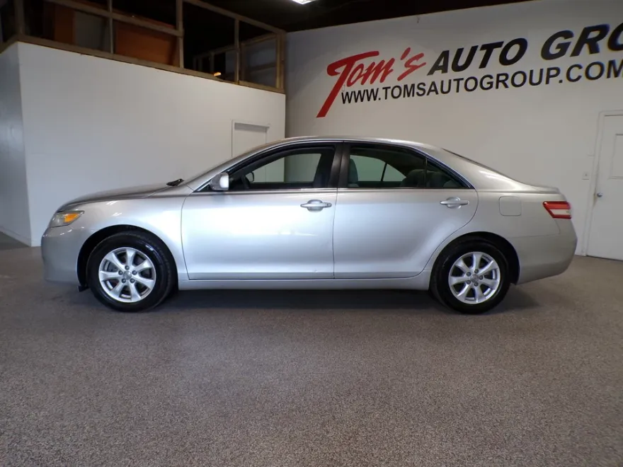 2011 Toyota Camry LE photo 1