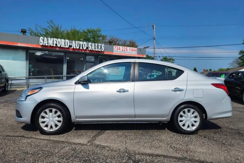 2018 Nissan Versa SV photo 1