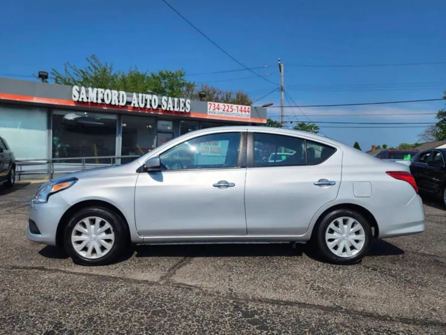 2018 Nissan Versa SV photo 1