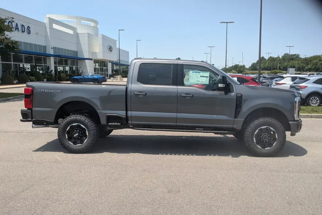 2025 Ford F-250 Lariat photo 1