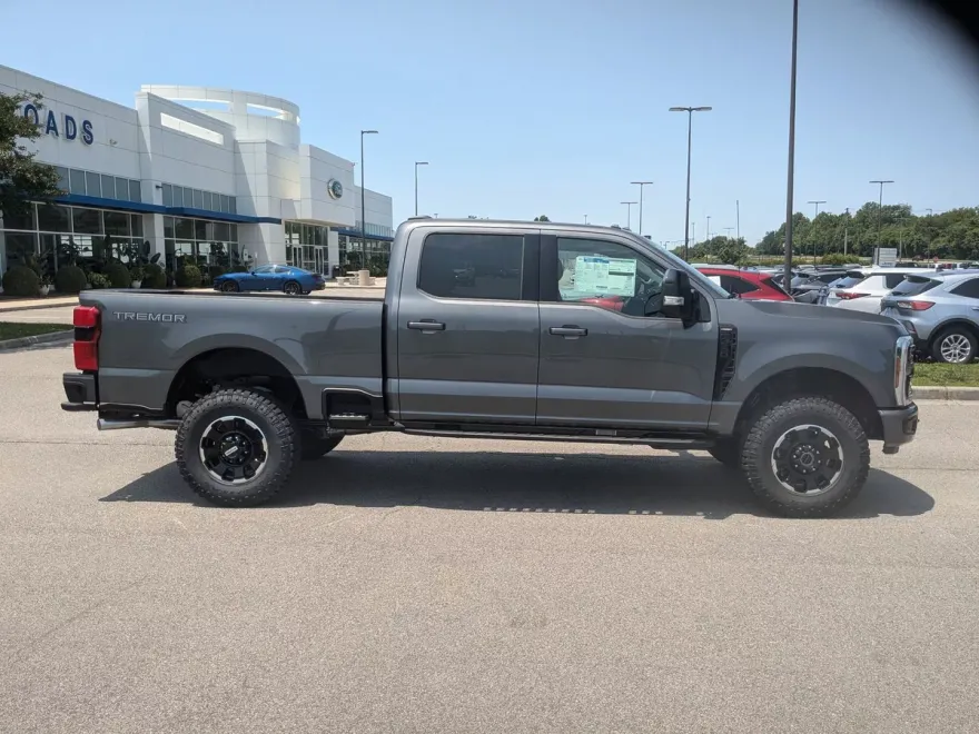 2025 Ford F-250 Lariat photo 1