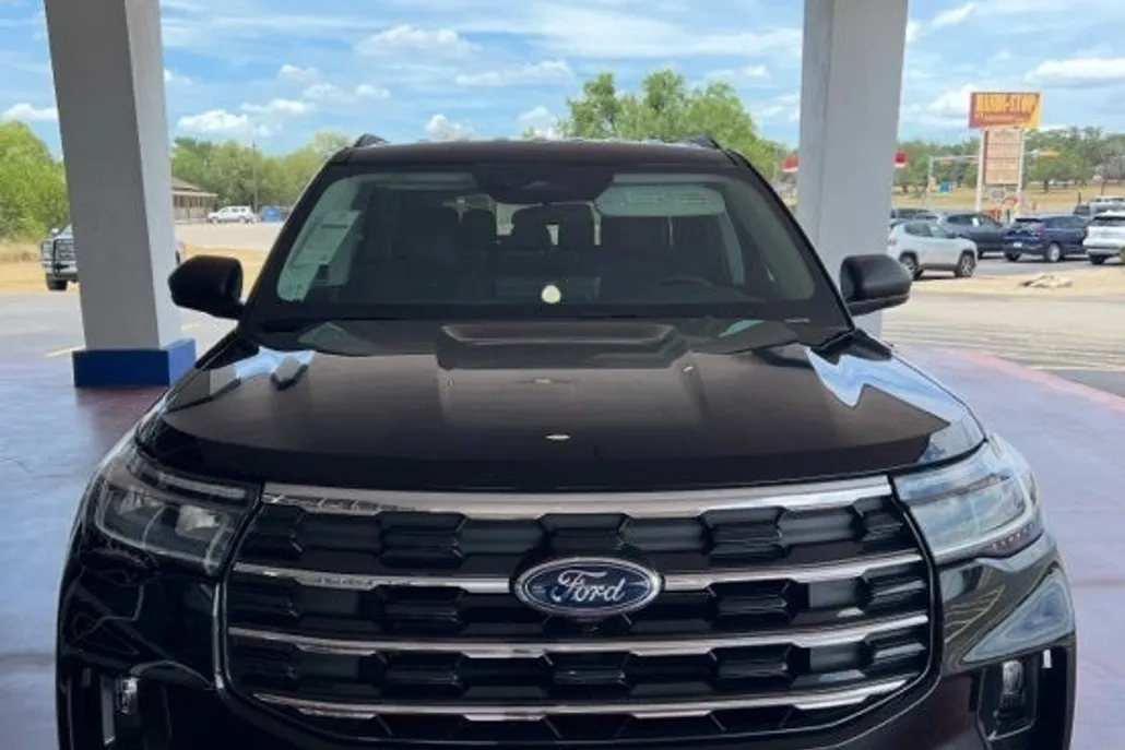 2025 Ford Explorer photo 1