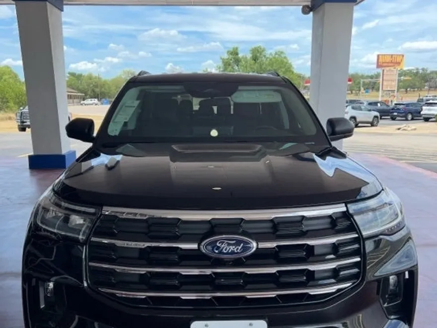 2025 Ford Explorer photo 1