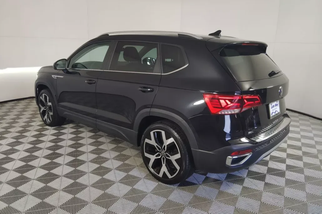 2023 Volkswagen Taos SEL photo 1