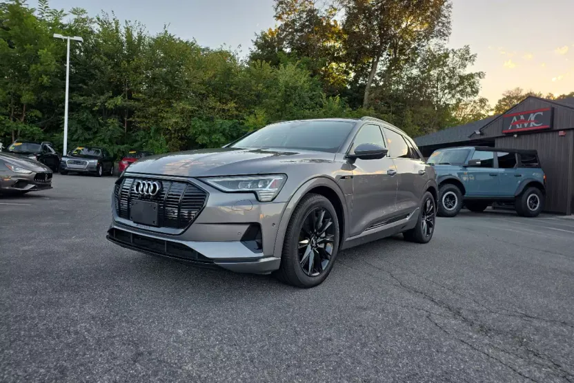 2021 Audi e-tron Premium photo 1