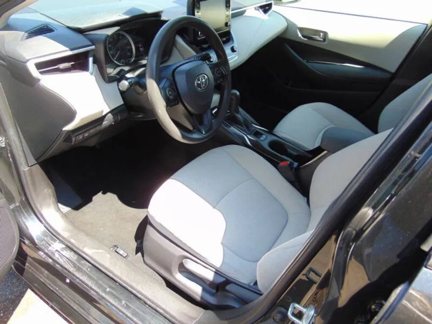 2022 Toyota Corolla LE photo 1