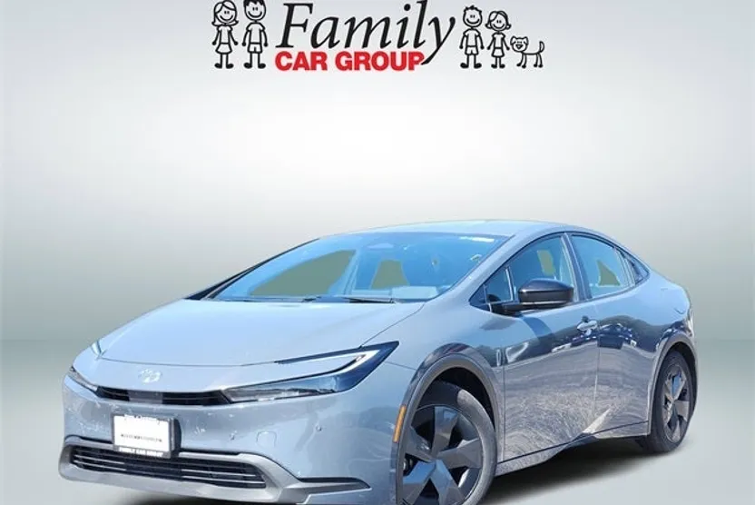 2024 Toyota Prius LE photo 1