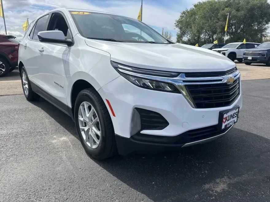 2024 Chevrolet Equinox LT photo 1