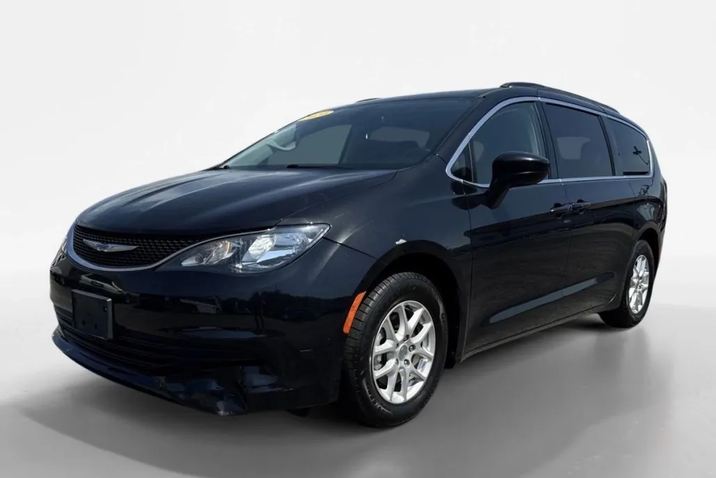 2020 Chrysler Voyager LXi photo 1
