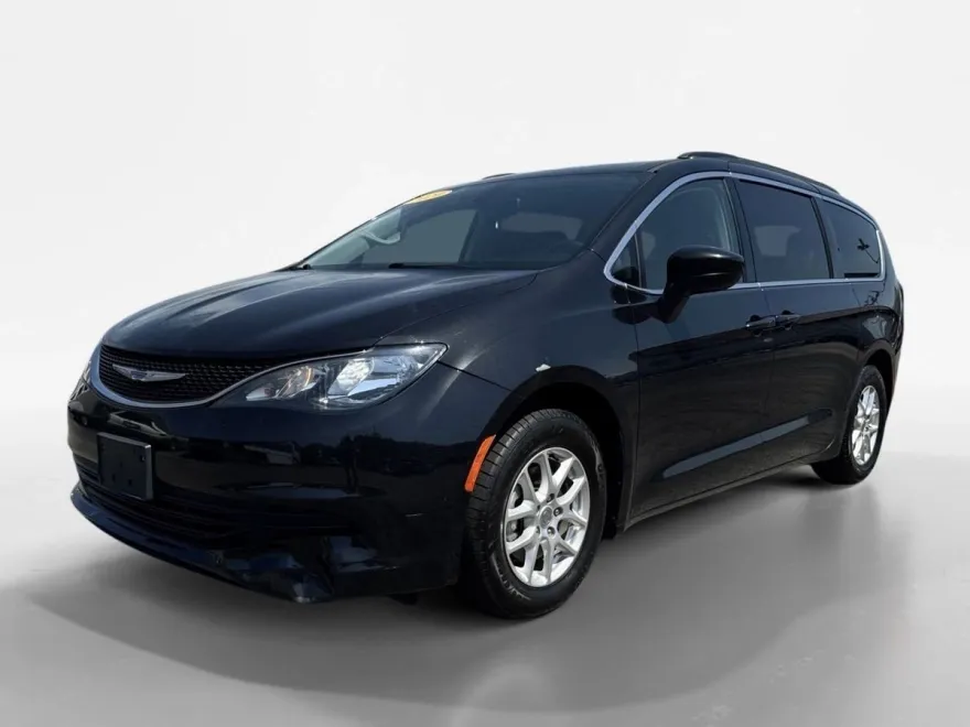 2020 Chrysler Voyager LXi photo 1