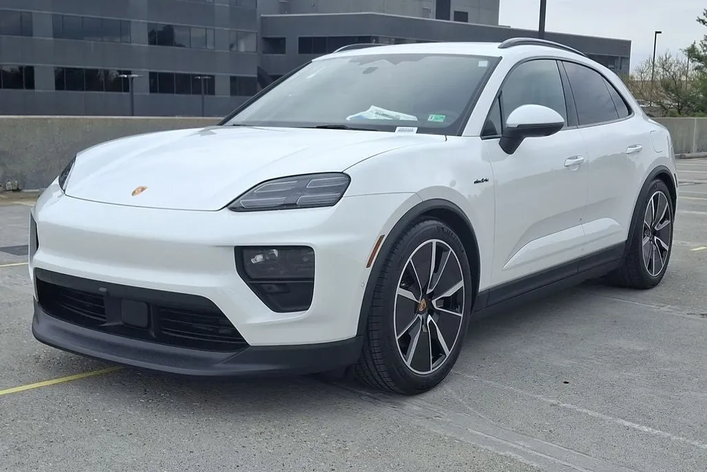 2025 Porsche Macan Electric photo 1