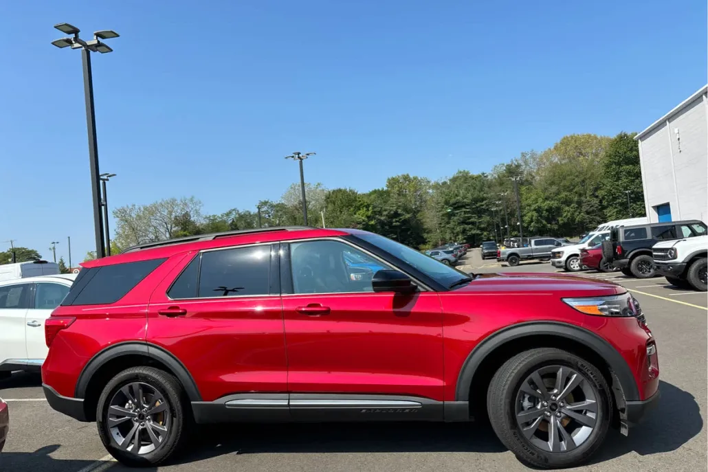 2024 Ford Explorer XLT photo 1