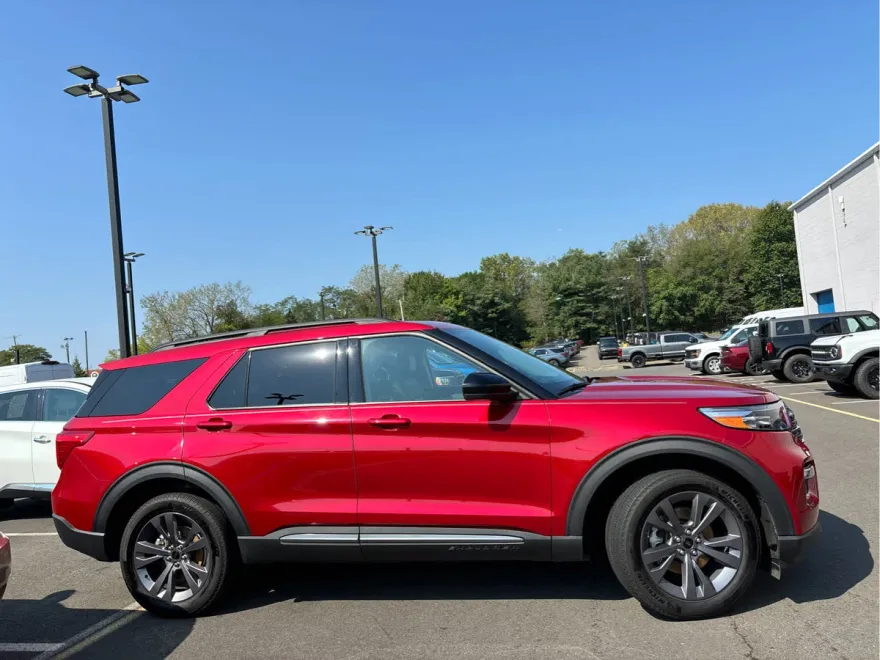 2024 Ford Explorer XLT photo 1