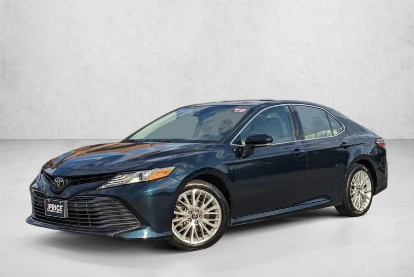 2019 Toyota Camry LE photo 1