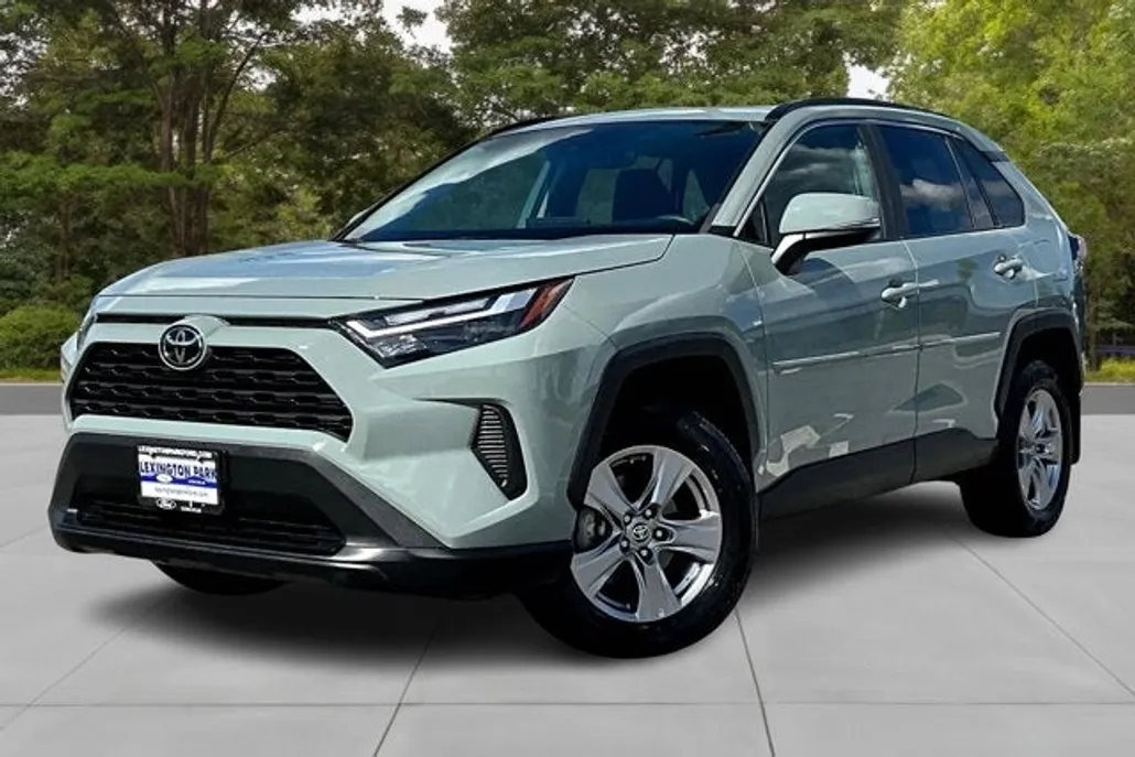 2022 Toyota RAV4 XLE photo 1