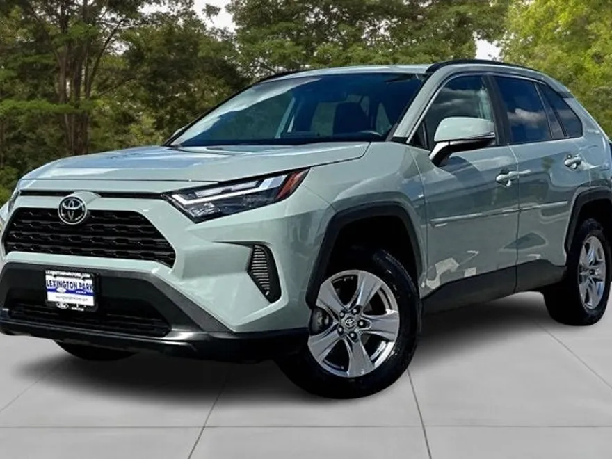 2022 Toyota RAV4 XLE photo 1
