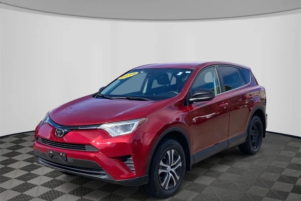 2018 Toyota RAV4 LE photo 1