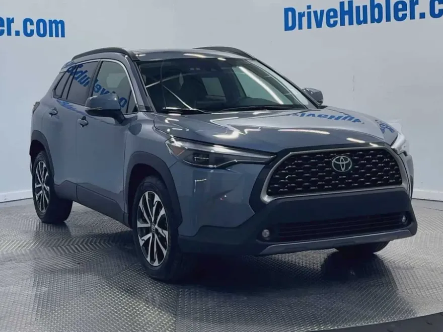 2022 Toyota Corolla Cross XLE photo 1