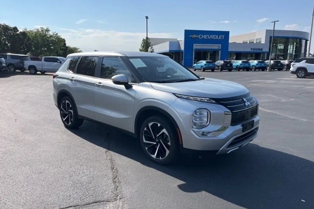 2024 Mitsubishi Outlander SE photo 1