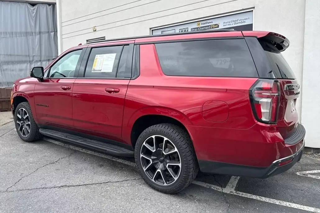 2022 Chevrolet Suburban RST photo 1