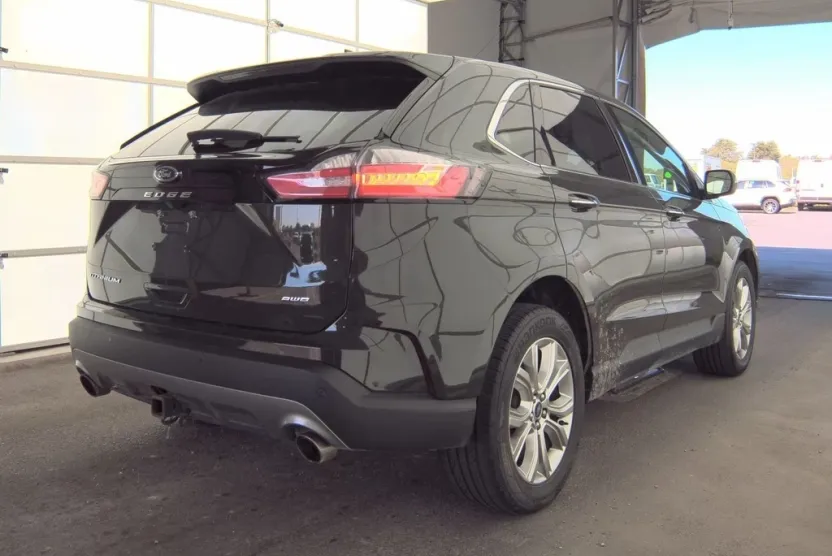2022 Ford Edge Titanium photo 1