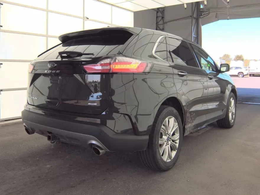 2022 Ford Edge Titanium photo 1