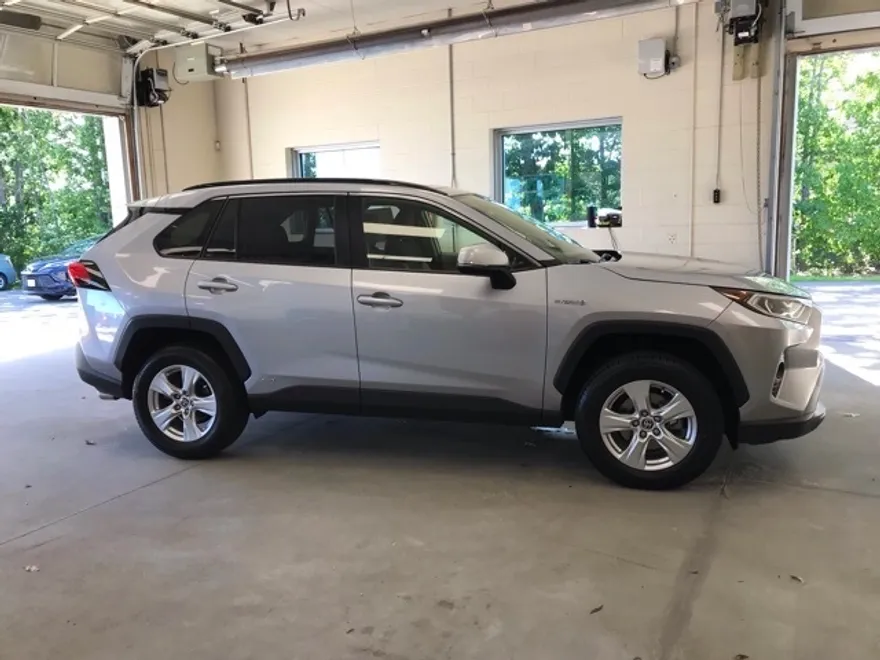 2020 Toyota RAV4 Hybrid XLE photo 1