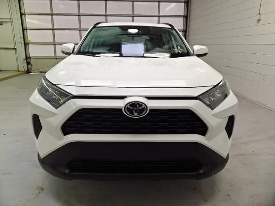 2019 Toyota RAV4 LE photo 1