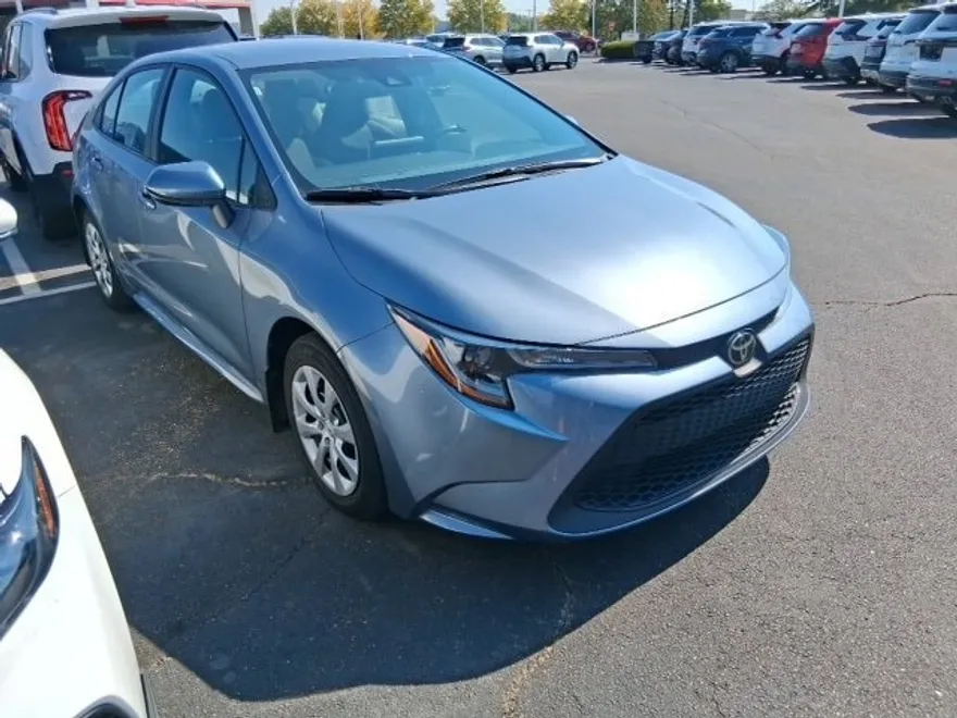 2021 Toyota Corolla LE photo 1