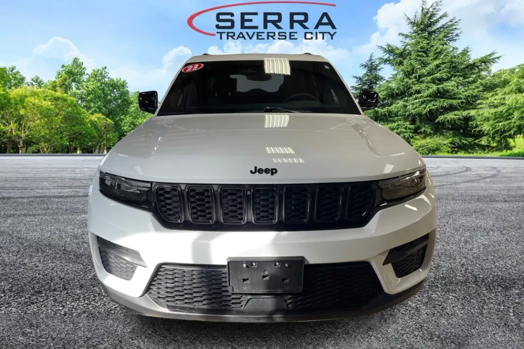 2023 Jeep Grand Cherokee Altitude photo 1