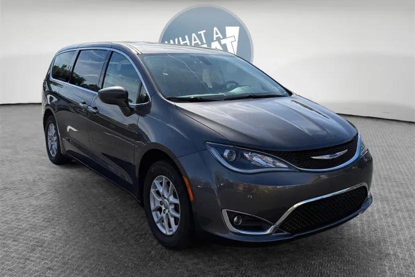 2020 Chrysler Pacifica Touring photo 1