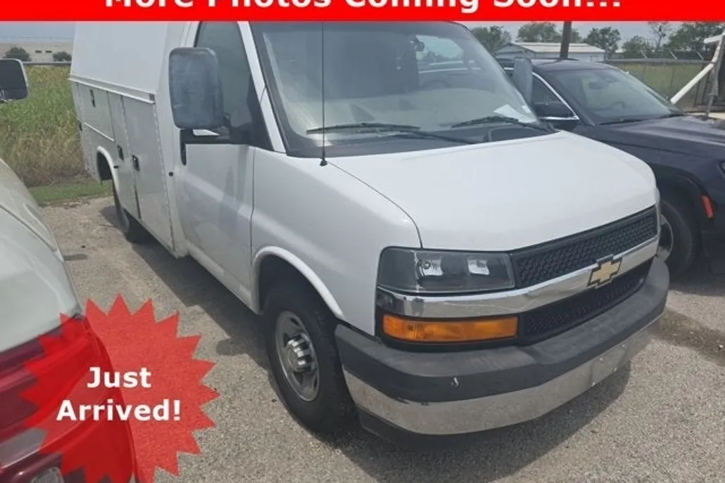 2017 Chevrolet Express Cutaway Van photo 1