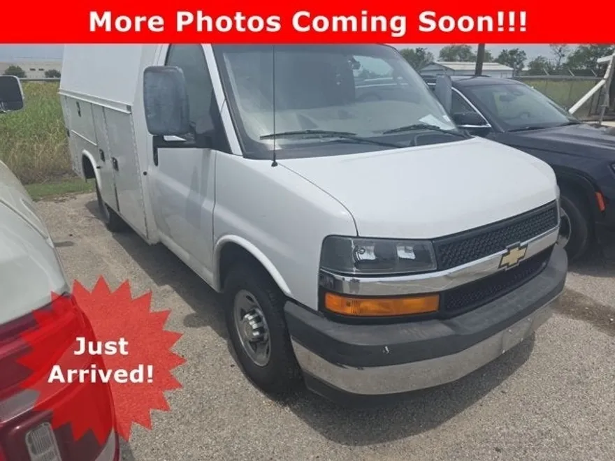 2017 Chevrolet Express Cutaway Van photo 1
