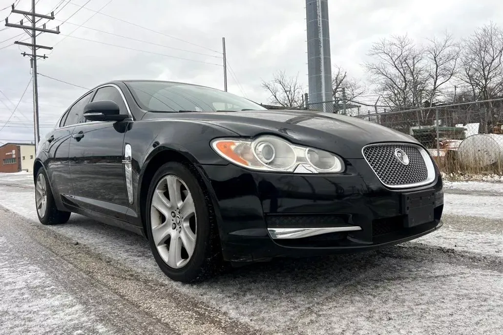 2010 Jaguar XF photo 1