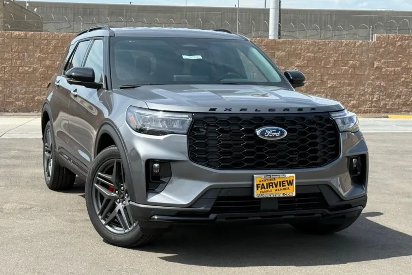 2025 Ford Explorer ST-Line photo 1