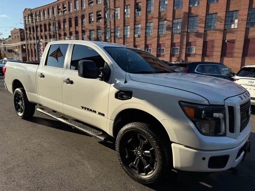 2018 Nissan Titan SV photo 1
