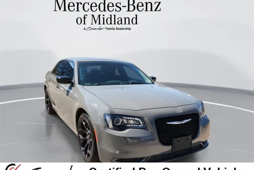 2019 Chrysler 300 Touring photo 1
