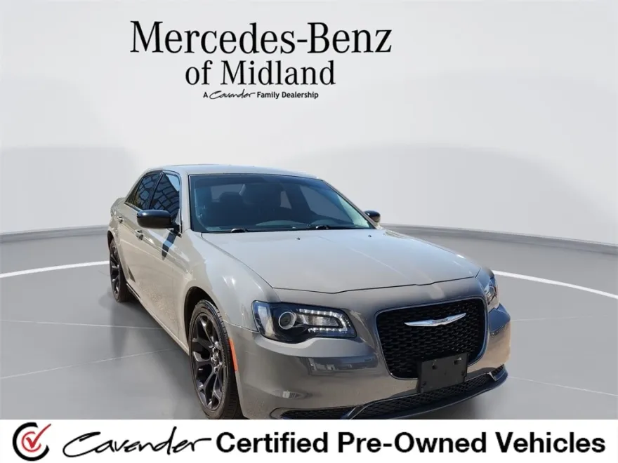2019 Chrysler 300 Touring photo 1