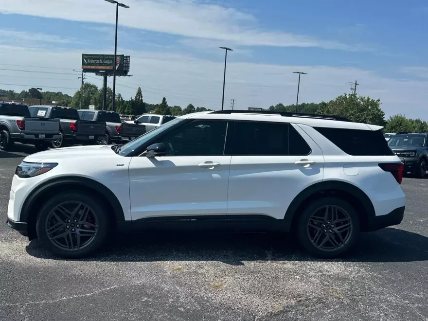 2025 Ford Explorer ST-Line photo 1