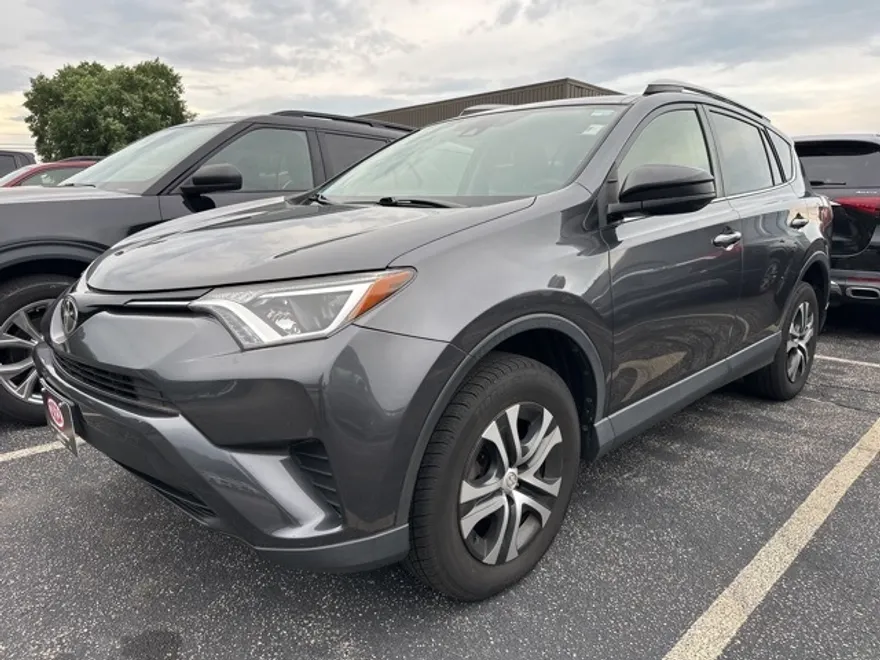2017 Toyota RAV4 LE photo 1