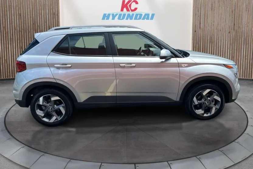 2025 Hyundai Venue SEL photo 1