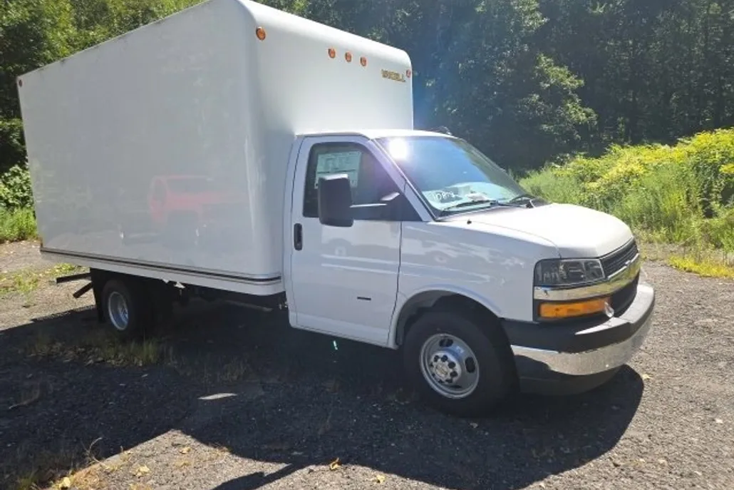 2025 Chevrolet Express Cutaway 3500 photo 1