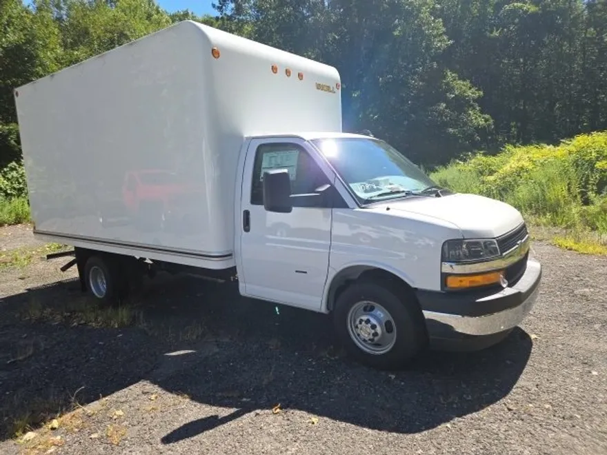 2025 Chevrolet Express Cutaway 3500 photo 1