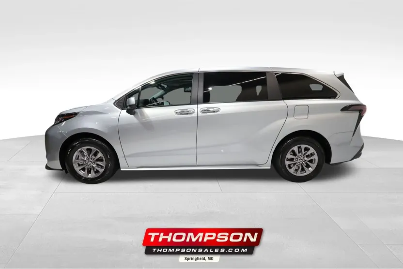2023 Toyota Sienna XLE photo 1