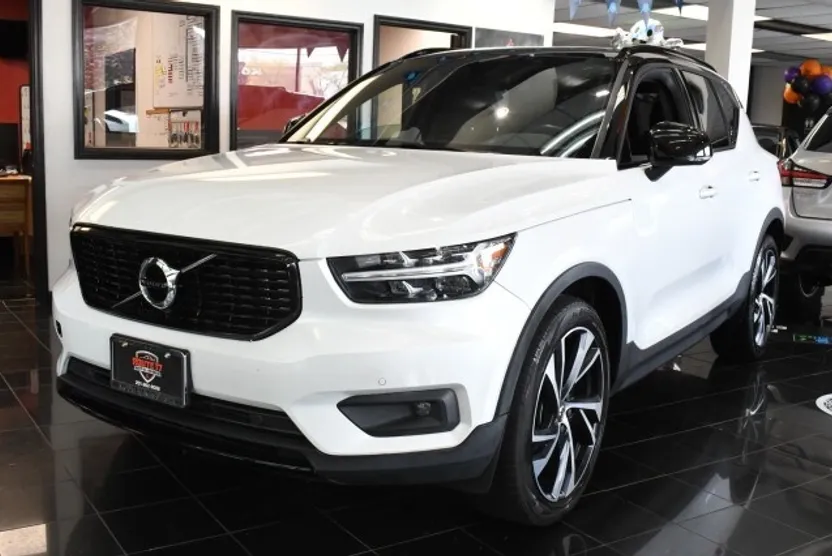 2021 Volvo XC40 T5 R-Design photo 1