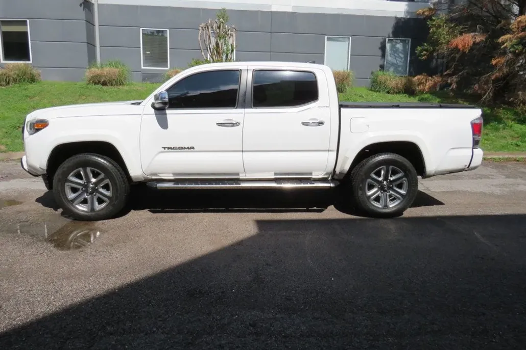 2016 Toyota Tacoma Limited Double Cab photo 1